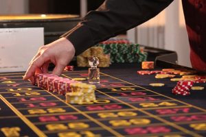 Imagen de una ruleta de casino con fichas
